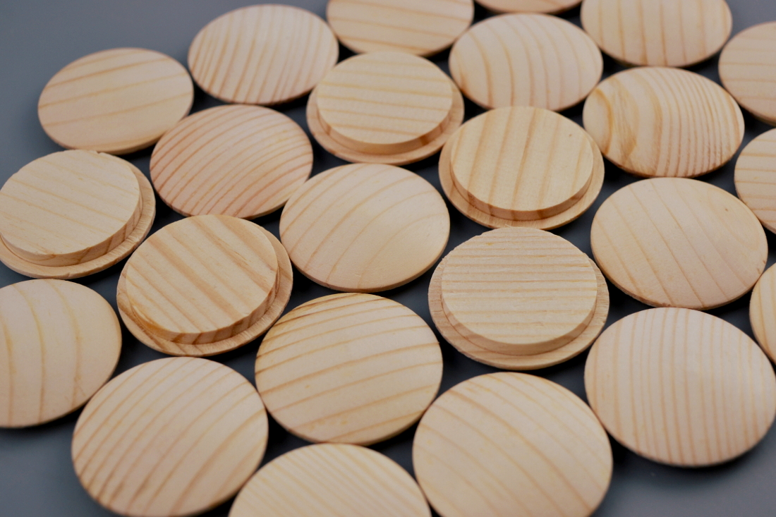 Для декорирования технологических отверстий на изделиях из массива сосны стоит купить деревянные заглушки