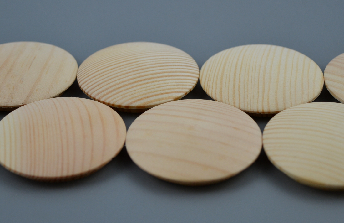 У нас можно купить заглушки из массива сосны для декорирования больших технологических отверстий в деревянных изделиях