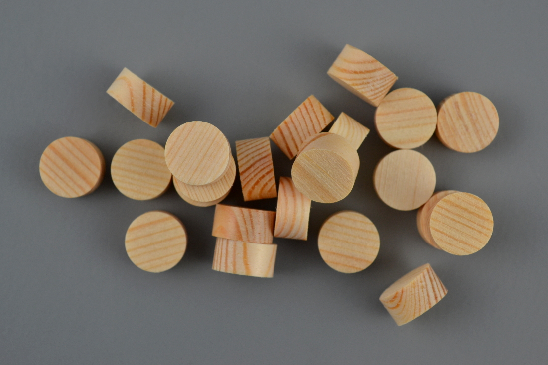 Если хотите замаскировать отверстия на изделиях из древесины сосны, у нас Вы можете купить декоративные пробки