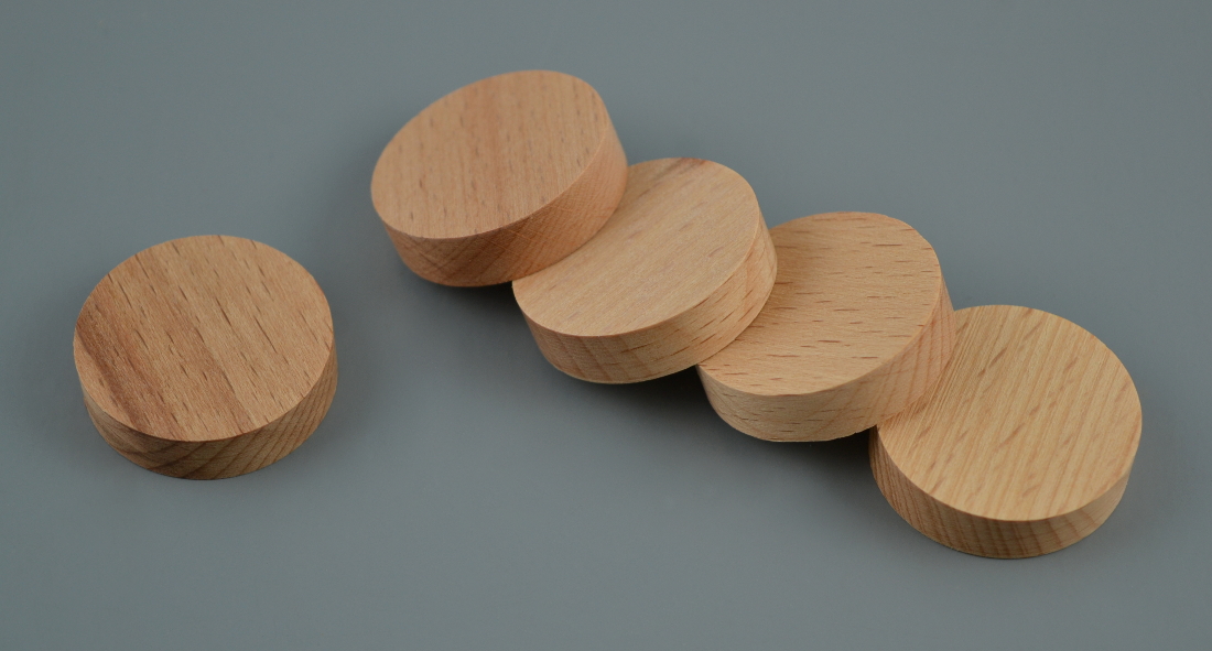 У нас можно купить плоские заглушки (пробки) различного диаметра для отверстий в конструкциях из древесины бука